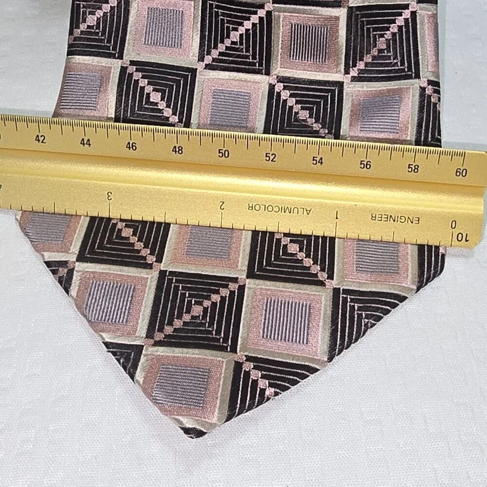MENS DANIEL CRAIG TIE PINK AND BLACK GEOMETRIC SQUARE PATTERN 100% SILK EUC